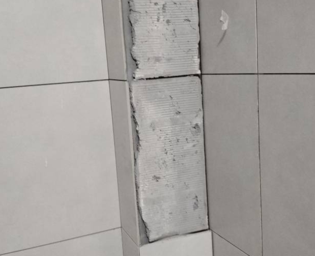 通许瓷砖空鼓维修公司分享下瓷砖施工前基层浇水润湿程度不足，可能导致以下问题